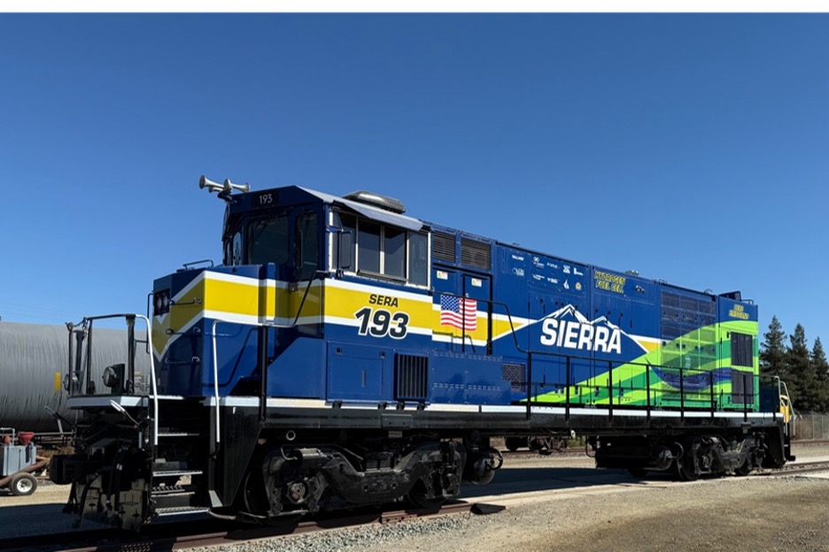 Sierra Northern Railway hydrogen fuel cell locomotive SERA 193 on the tracks