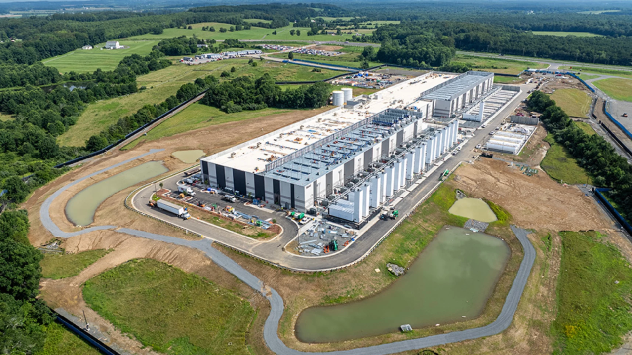 Hydrogen fuel cells powering a data center campus